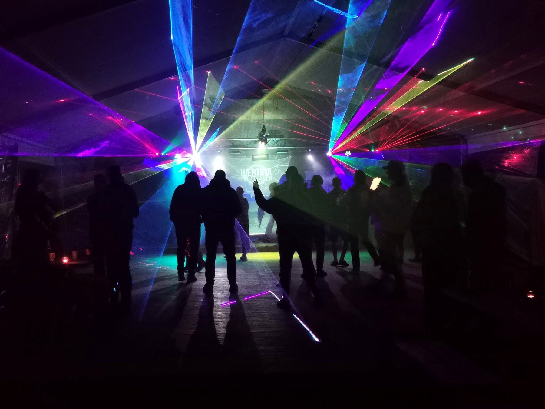 Publikum og laserlys på elektronika-arrangement